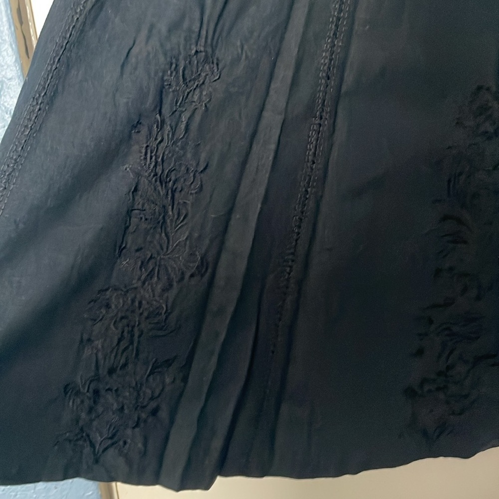 3 for $25! Hillard & Hanson Black Midi Flowy Embroidered A-line Skirt, size 4 - Picture 2 of 6
